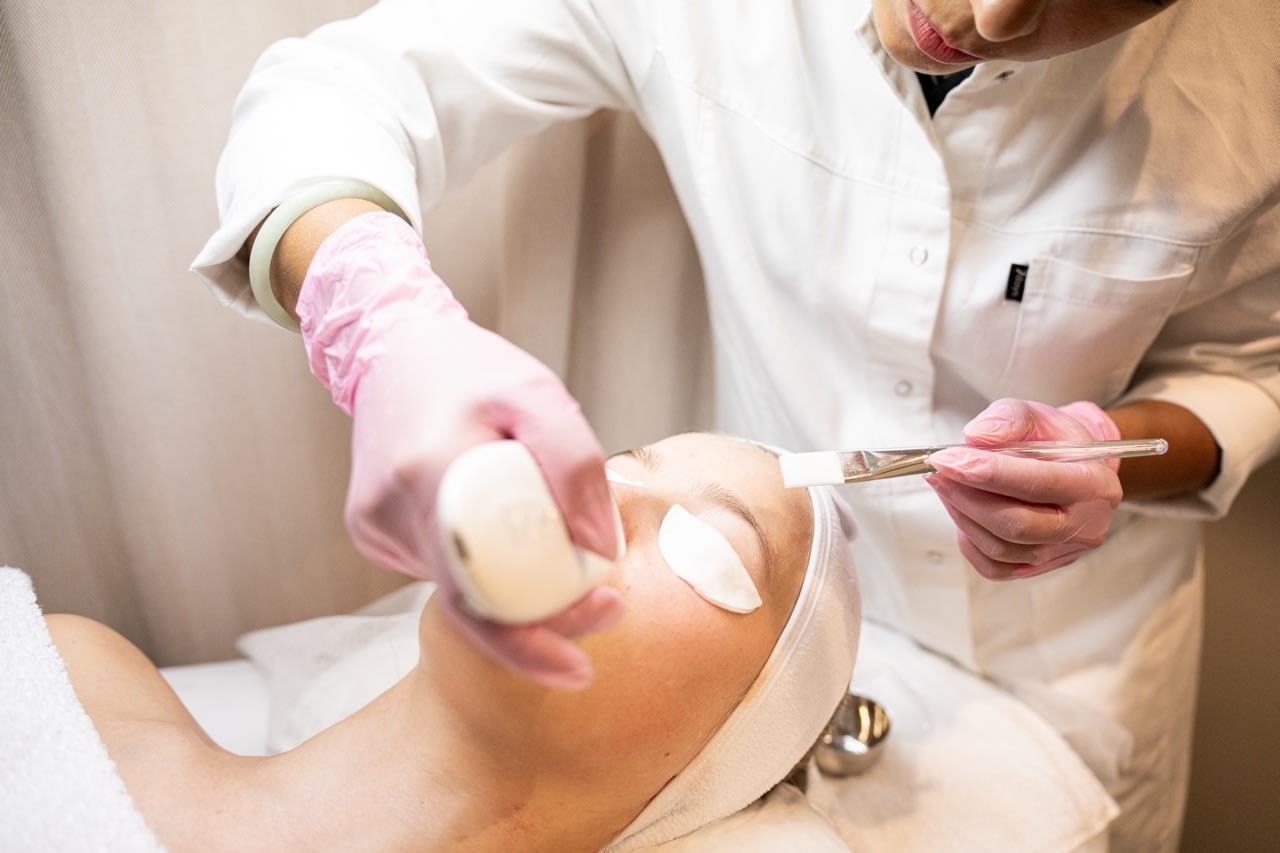 Kasvohoito käynnissä Helsinki Beauty Labin hoitohuoneessa Aikatalossa.